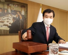 '0%대 금리' 끝났다..."내년 금리 3번 더 올라 1.75% 갈 수도"