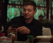 주머니에서 쓰윽...'호크아이' PPL은 아이폰 아닌 '이것' [IT썰]