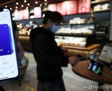 [르포]10인→6인 모임축소 첫날…33년 고깃집도 "예약취소만, 죽겠다"