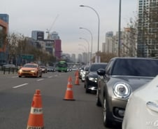 [르포]"대기시간? 몰라요"…차선 점령한 코로나 '드라이브스루' 대기줄