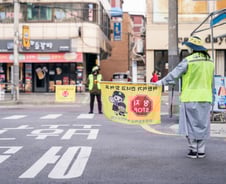 "어린이 하굣길 지킵니다"..강동구가 직접 뽑은 '안전 지킴이'