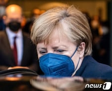 아웃사이더 정치신인→16년 집권 총리…메르켈 만든 '별의 순간'