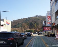 "코스트코 수준이네"…'마트 의무휴업일'에 붐비는 초대형 식자재마트