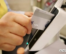 [기자수첩]정치권만 웃는 '카드수수료 전쟁'