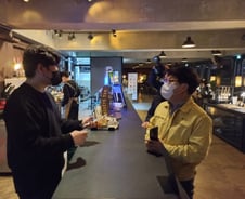 [르포]'24시간 영업' 카페, "9시 문 닫아달라" 구청장 설득에 불 껐다