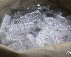 [기자수첩]유행하는 페트병 패션, 진정한 '친환경'으로 거듭나려면