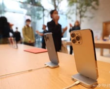 "2023년 아이폰15 프로엔 유심칩 없다"