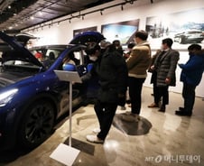 테슬라, '뛰뛰빵빵' 대신 "차 지나갑니다!"…확성기로 외친다