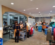 [르포]고발 논란에도 100m 늘어선 줄…'밥퍼'는 멈추지 않는다