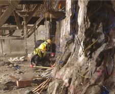 [단독]터널 뚫는 폭약, 무면허 외국인근로자 손에..."운에 맡긴다"