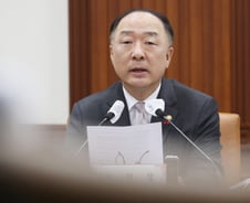 홍남기 "공공기관 정규직 올해 2.6만 채용…ESG 경영 확산"