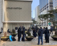 "밤엔 오싹할 정도" 명동 새까만 매장 줄줄이…백화점만 딴 세상