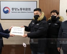 아직 배고픈 삼성전자 노조원들에게…