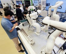 [단독]협동로봇 이중인증 족쇄 푼다…"中企 스마트화 확산 기대"