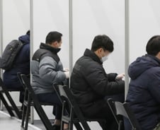 "가산점 없는데 군필인지 왜 묻죠?"…이대남이 "역차별" 말하는 이유