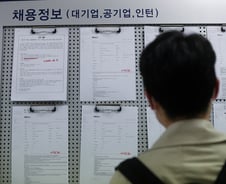 李 "軍경력 인정" vs 尹 "여가부 폐지"…남녀갈등 부추기는 대선