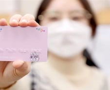 "깔창 생리대 더 안돼"..월 1.2만원 바우처 받아 편의점서 산다