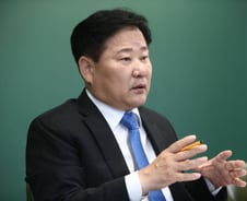 "中 OLED 추격, LCD 때보다 빨라…국가차원 육성 절실"