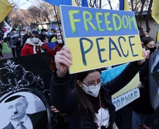 [르포]"당장 멈춰라" 푸틴+히틀러 합성사진 들고 나타난 그들의 절규