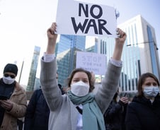 [르포]"푸틴은 살인마" 팻말 들고 나타난 그들...러시아인들이었다