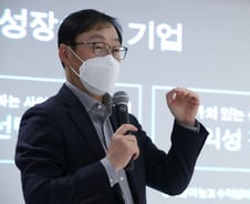 KT 구현모 "더는 통신회사 아냐…올해는 인수보다 '제휴'"