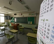 코로나19 2년, '금쪽이' 보육·교육 모두 떠맡은 부모들