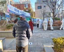 [르포] "추위에 1시간 떨었는데…투표 포기" 확진자 사전투표 '혼란'
