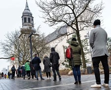 국민 39% 감염된 나라 '다시 마스크', 24% 감염된 나라는 '긴장'