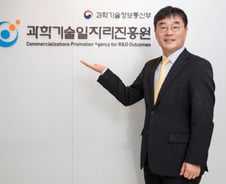 "나노팹 만들자" 이재용 100억 기부 이끈 기술사업화 전문가