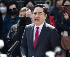 [단독]강용석 "'야권 분열 부적절' 의견 많으면 경기지사 안 나갈 것"