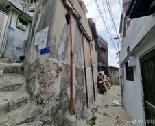 [르포]강관 세워 붕괴 버티는 낡은 집들…'달동네' 충신동은 지금