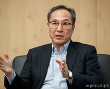 "국민연금, 2050년 '고갈' 위기..'더 내고 덜 받게' 개혁을"