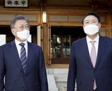 [우보세]윤석열은 '마음의 빚' 문재인과 달라야