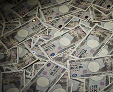 아베가 남긴 '엔저 고집'…日 '잃어버린 40년' 부르나