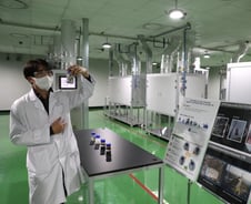 비닐봉지 녹였더니 기름이 쭉쭉…현실이 된 '현대판 연금술'