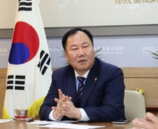 "오세훈 1년, 불통에 무리한 공약사업 뿐" 서울시의회 의장 일침