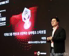 "노인 요양, 디지털화만으로는 안돼…사람의 온기 필수"