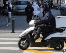 70대도 "사납금 내는 택시 NO, 배달 뛴다"…믿을건 외국인뿐?