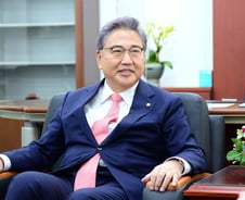 [단독]박진 "현 37개 공관 중심 '핵심품목 경보 시스템' 확대하겠다"