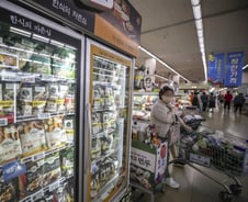 대세된 '로켓·샛별'...유통 판 바뀌었는데 규제는 제자리