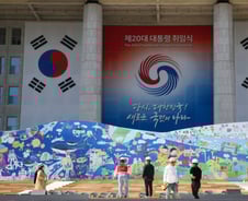 尹취임식에, '시진핑 오른팔' 왕치산 참석…"기업인 10명도 초청"