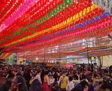 [르포]'마스크 벗고' 반가운 인사…어버이날·부처님오신날 맞은 조계사 구름 인파