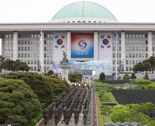 미리 보는 尹대통령 취임식…국회 경내 180m 걸으며 시민 속으로