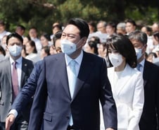 尹대통령, 180미터 걸으며 시민들과 주먹인사…파격 '소통'