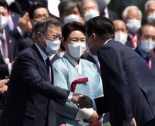 '권력이양' 尹-文 뜨거운 악수…김건희 여사, 허리굽혀 인사 '눈길'