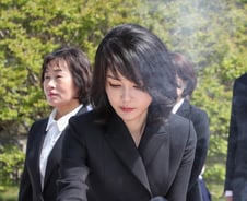 김건희 여사, 조용하지만 화려하게…치마 정장 차림 첫 공식 일정