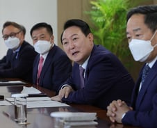 尹대통령 "국민들 민생고에 허덕여…구두 밑창 닳도록 일해야"