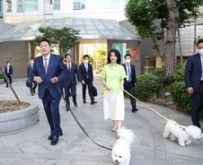 김건희 여사, 퍼스트독 마리·써니와 '아빠' 尹대통령 첫 배웅