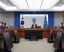 尹대통령, 文정부 장관 2명 참석해 임시국무회의 '추경안' 의결