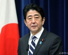 아베 "尹대통령, 지혜로운 판단하길"...위안부·징용문제 해결 주문